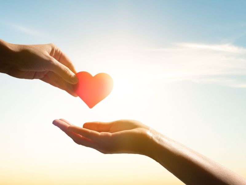 göküyüzende iki elvar, eller arasında bir kalp bulunuyor.